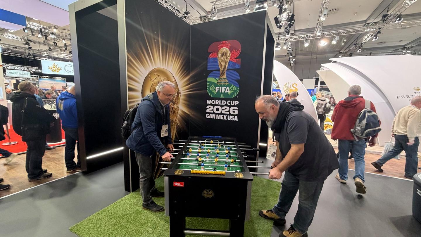 Besucher spielen Tischfußball am MDM-Themenstand zur FIFA World Cup 2026 auf der World Money Fair